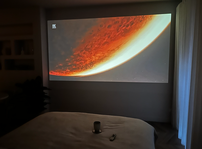 Ben je bezig met het slaapkamer inrichten en twijfel je over een TV? Overweeg dan een beamer voor slaapkamer!